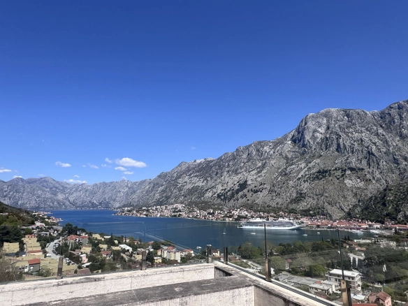Dupleks sa velikom terasom i pogledom na zaliv