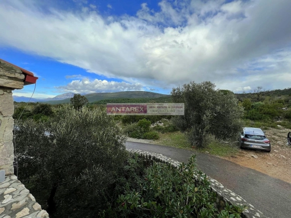 Kamena kuća sa placom na Luštici