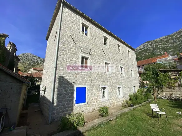 Kamena kuća na tri sprata u Risnu