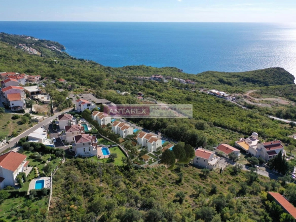 Kuća sa bazenom u novom kompleksu