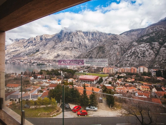 Četvorosoban stan sa terasom u Škaljarima