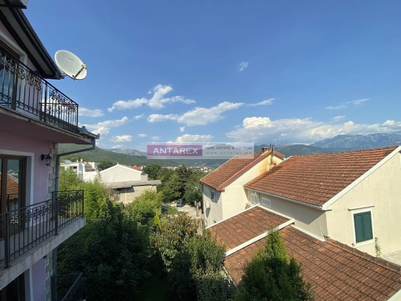 Kuća sa terasama i baštom u Bijeloj