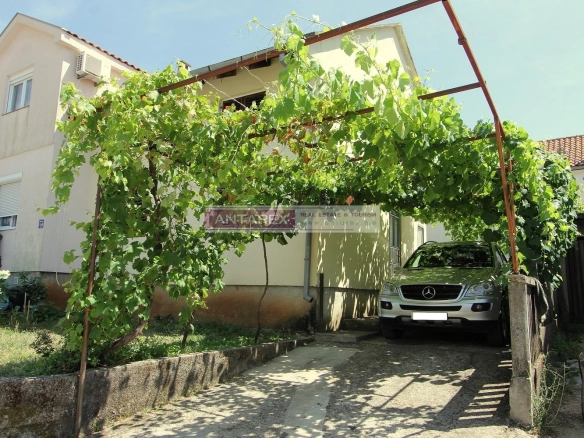 Renovirana kuća u naselju Podi