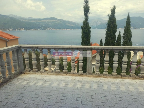 Kuća sa 8 garsonjera i pogledom na more