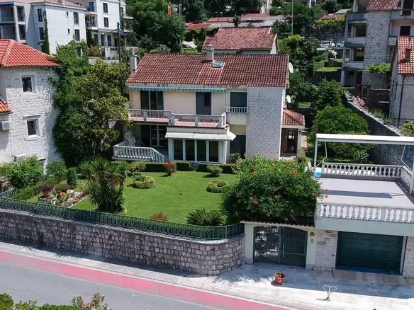 Vila na prvoj liniji mora sa bazenom
