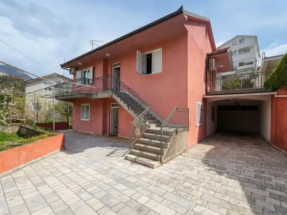 Kuća sa placom i pogledom na more u Herceg Novom