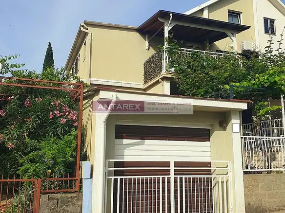 Kuća sa garažom i 4 stana u Radovićima