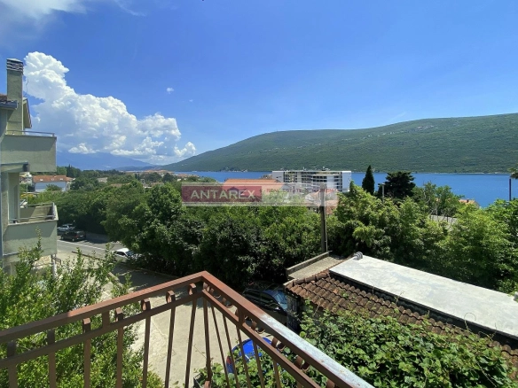 Trospratna kuća sa pogledom na more u Kumbor u