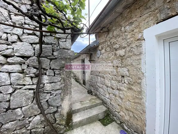 Stara kamena kuća sa placom u selu Kameno