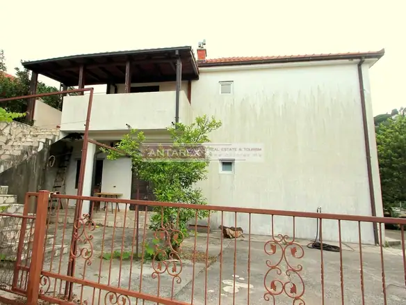 Kuća sa dva stana i dvorištem