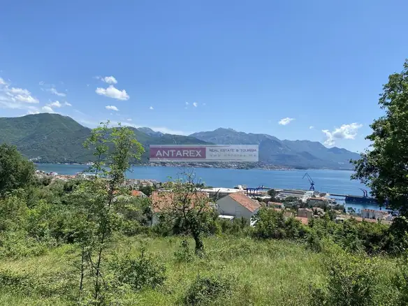 Plac sa pogledom na more u Bijeloj