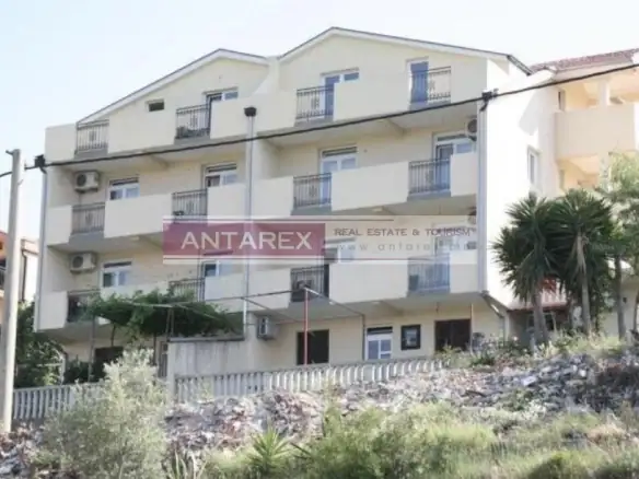 Kuća sa 10 apartmana i pogledom na more