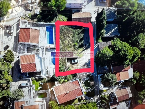 Urbanizovan plac sa pogledom na more