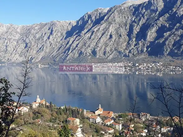 Plac sa pogledom na more u Stolivu