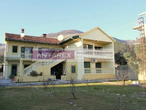 Kuća sa velikim placem u Bijeloj