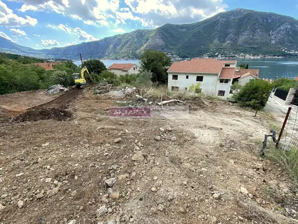 Plac sa pogledom na Bokokotorski zaliv