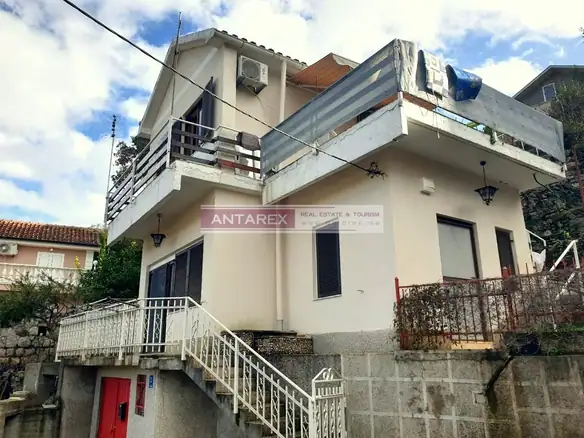 Kuća sa pogledom na more u Gošićima