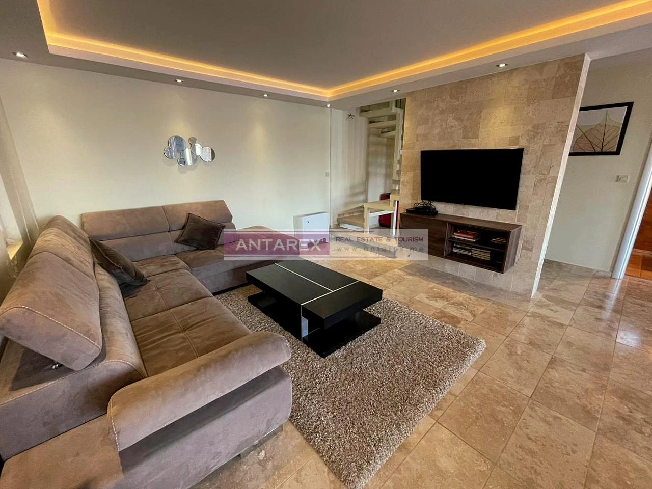 Moderna-kuca-blizu-mora-u-Krasicima-Tivat-1 Trosoban stan 160 m² – Krašići, Tivat — fotografija 2