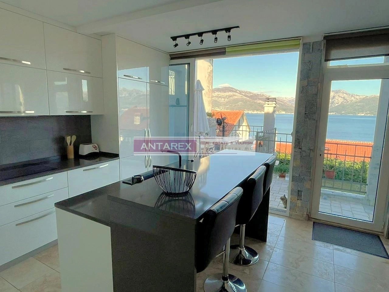 Moderna-kuca-blizu-mora-u-Krasicima-Tivat-3 Trosoban stan 160 m² – Krašići, Tivat — fotografija 4