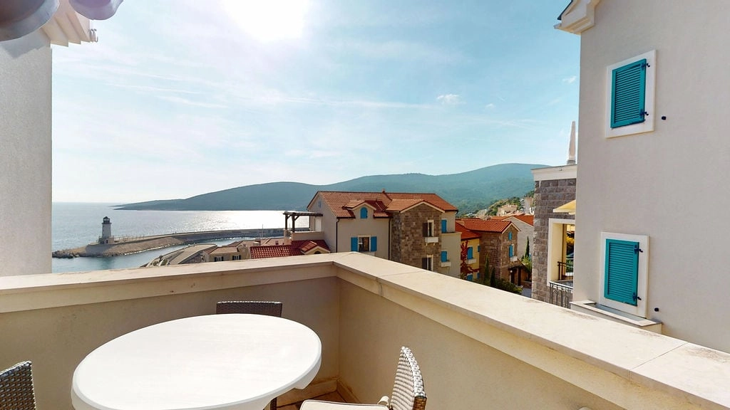 Studio-sa-terasom-u-Marina-Village-Lustica-13 Stan 55 m² – Luštica — fotografija 14