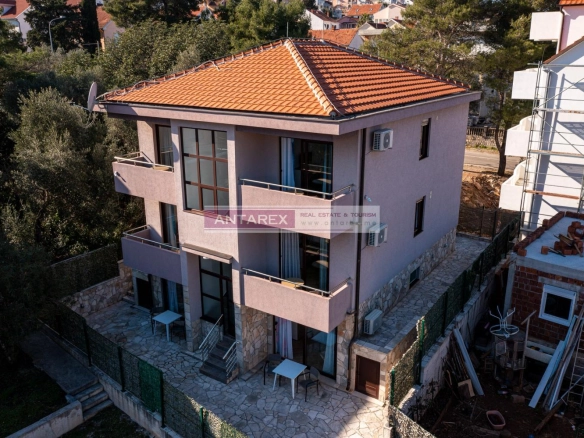 Kuća sa šest apartmana u Radovićima
