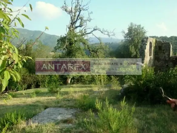 Kamena kuća za restauraciju sa placom