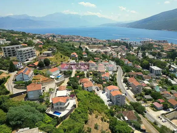 Kuća sa bazenom i pogledom na zaliv u Kumboru