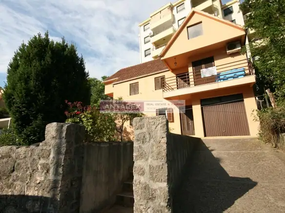 Dvospratna kuća u Dobroti