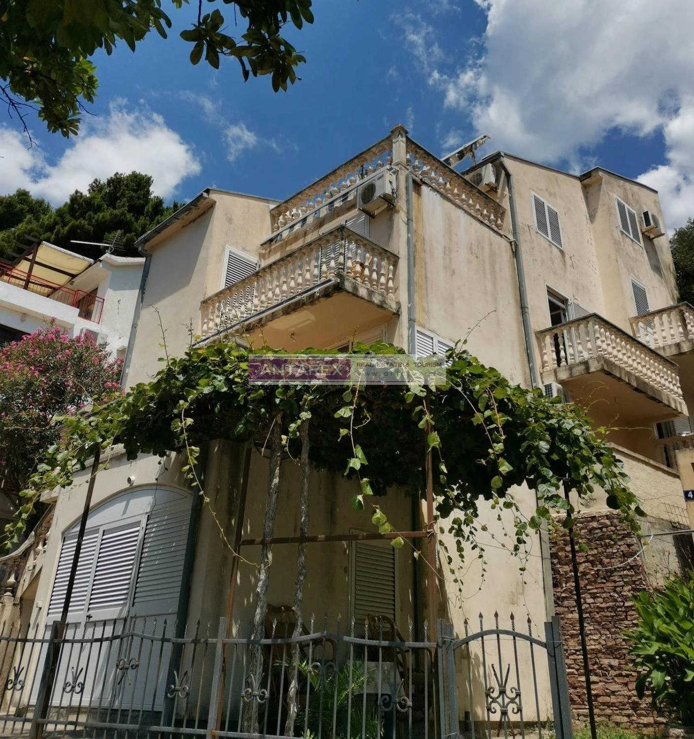 Kuca-sa-apartmanima-i-pogledom-na-more-u-Petrovcu-Budva-1 Kuća 323 m² – Petrovac, Budva — fotografija 2