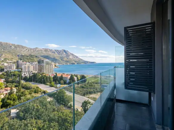 Studio sa terasom i pogledom na more u Bečićima