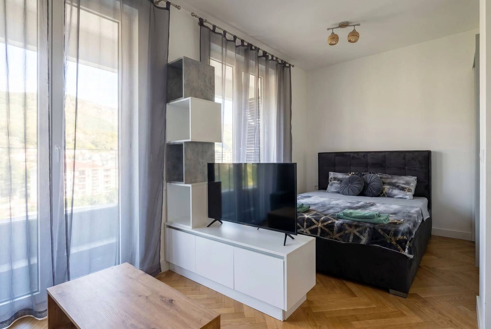 Studio-sa-terasom-i-pogledom-na-more-u-Becicima-Budva-1 Izdavanje: Stan 33 m² – Bečići, Budva — fotografija 2