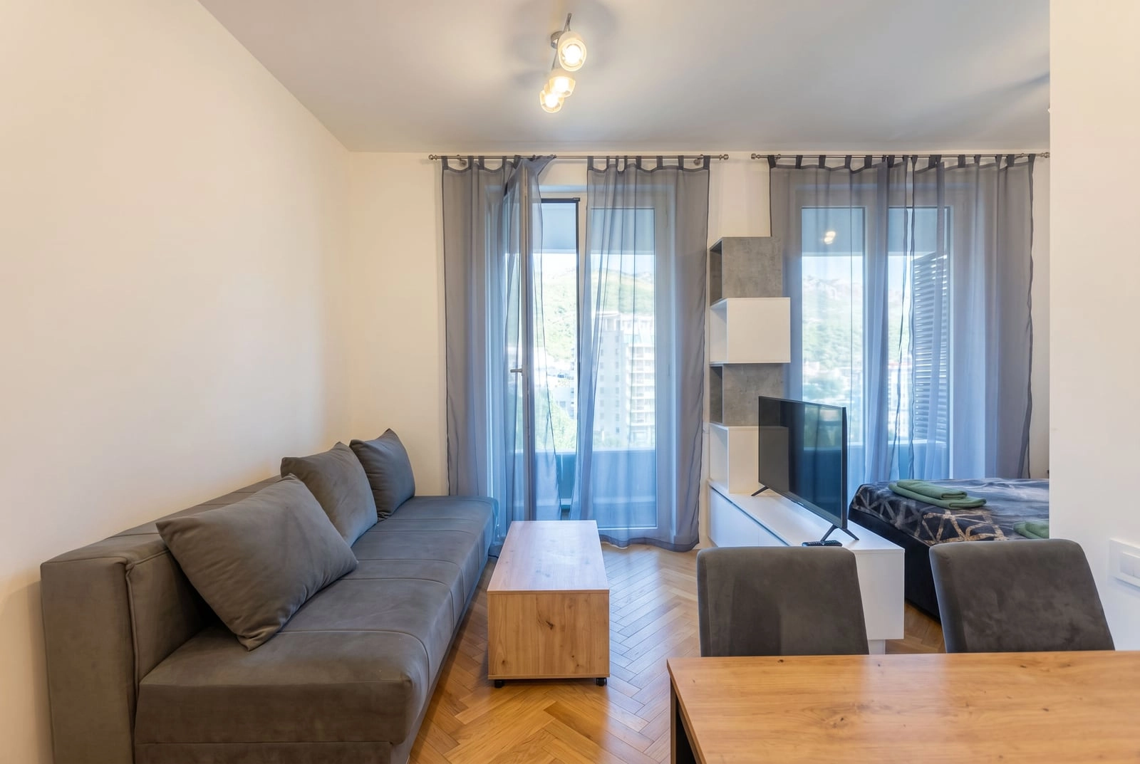 Studio-sa-terasom-i-pogledom-na-more-u-Becicima-Budva-2 Izdavanje: Stan 33 m² – Bečići, Budva — fotografija 3
