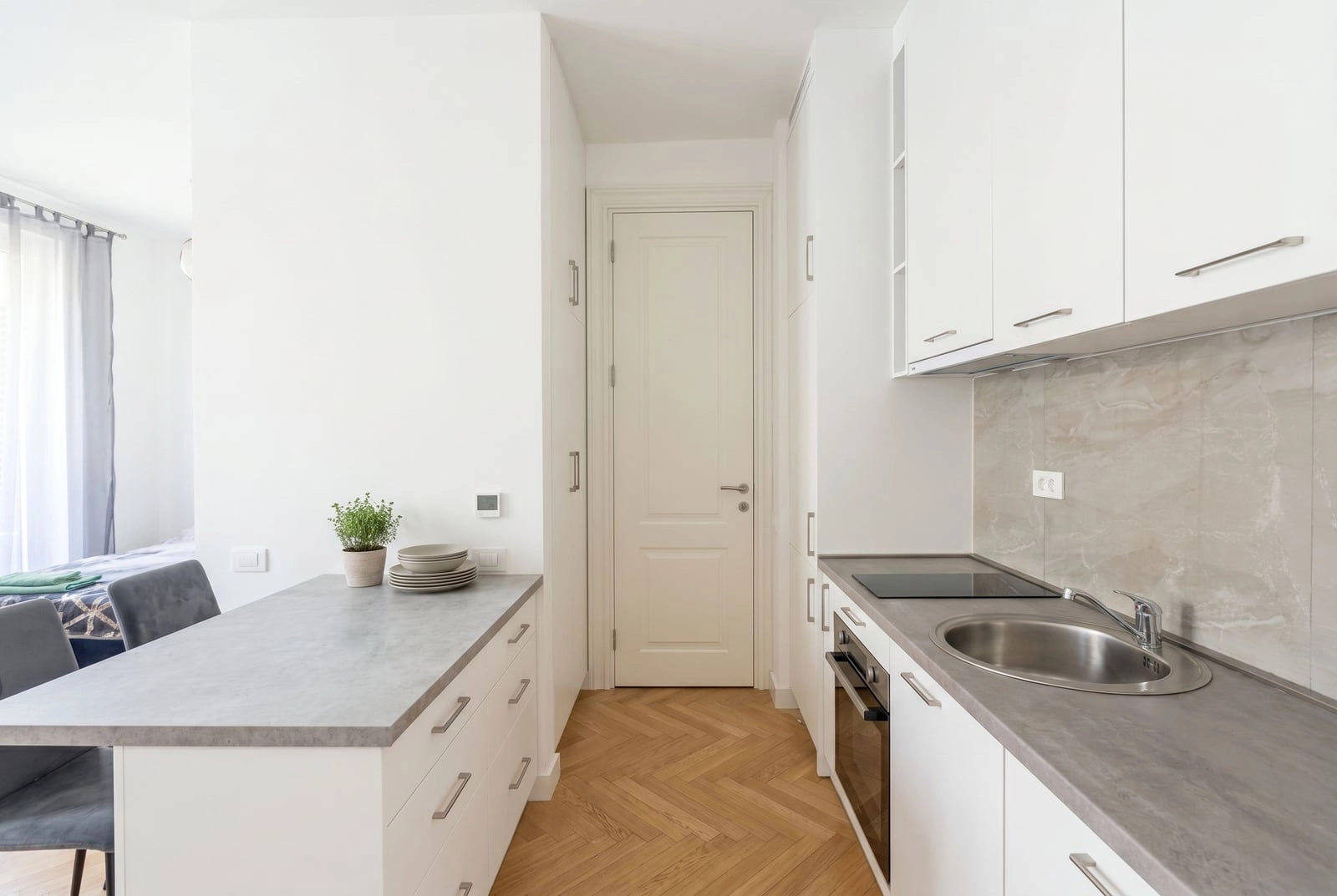 Studio-sa-terasom-i-pogledom-na-more-u-Becicima-Budva-3 Izdavanje: Stan 33 m² – Bečići, Budva — fotografija 4
