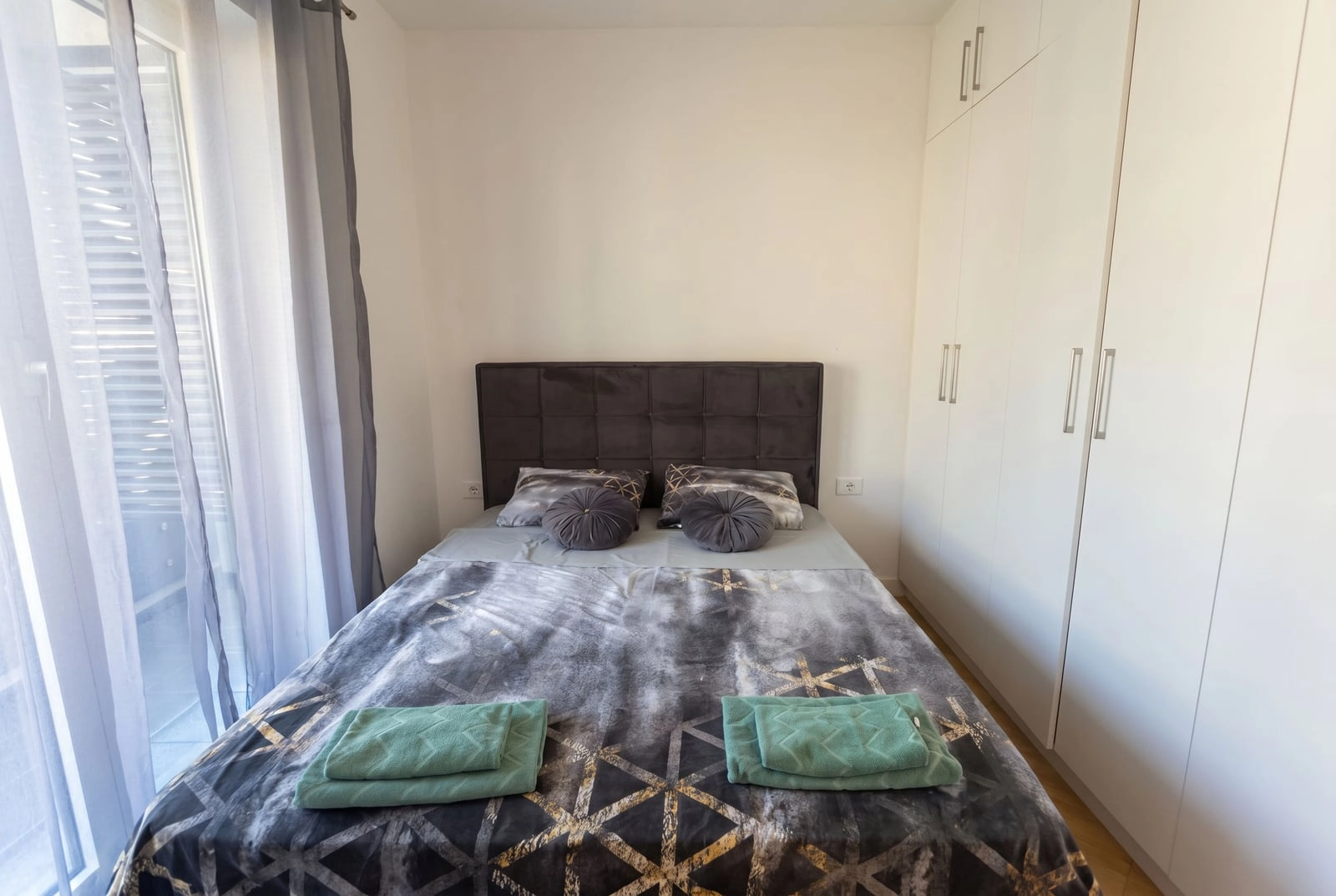Studio-sa-terasom-i-pogledom-na-more-u-Becicima-Budva-4 Izdavanje: Stan 33 m² – Bečići, Budva — fotografija 5