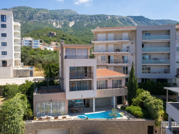 Vila sa bazenom i pogledom na more u Bečićima