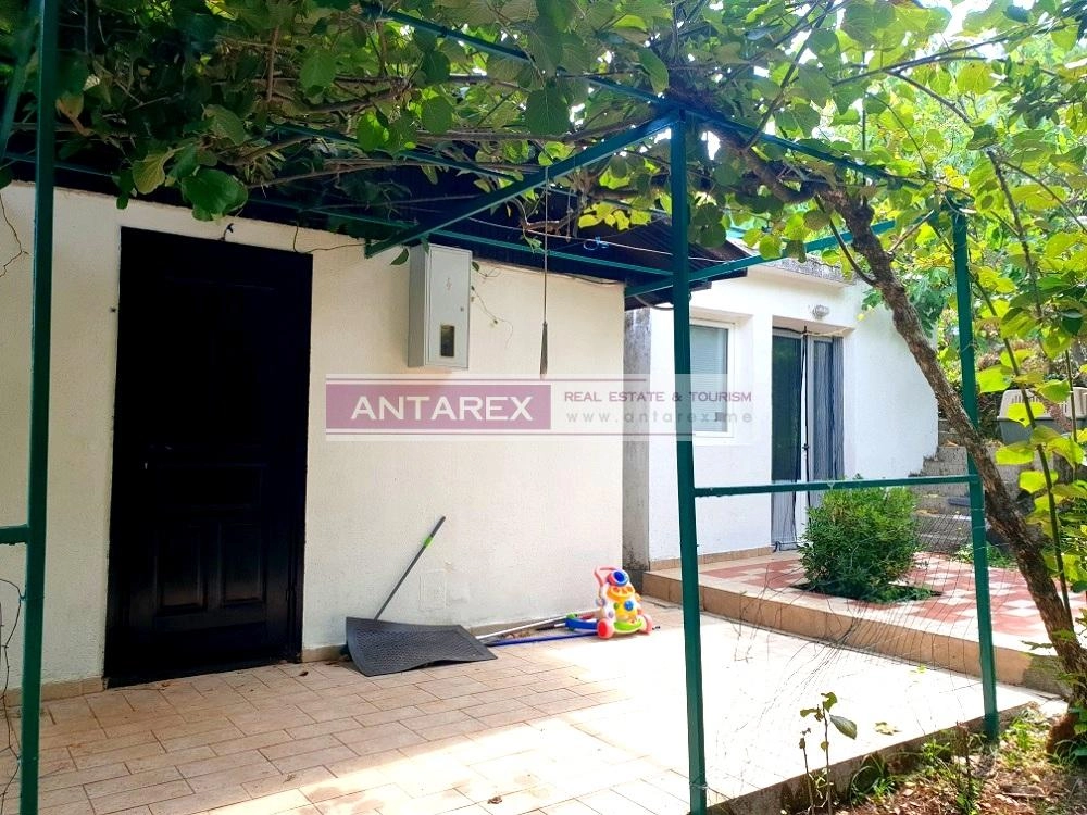 Plac-sa-dvije-male-kuce-u-Gosicima-Lustica-Tivat-14 Plac 302 m² – Gošići, Tivat — fotografija 15