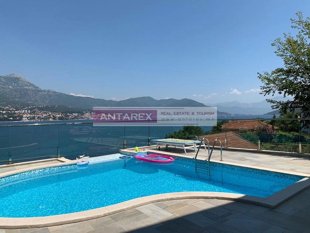Kuca-na-prvoj-liniji-do-mora-Njivice-Herceg-Novi-1 Kuća 230 m² – Njivice, Herceg Novi — fotografija 2