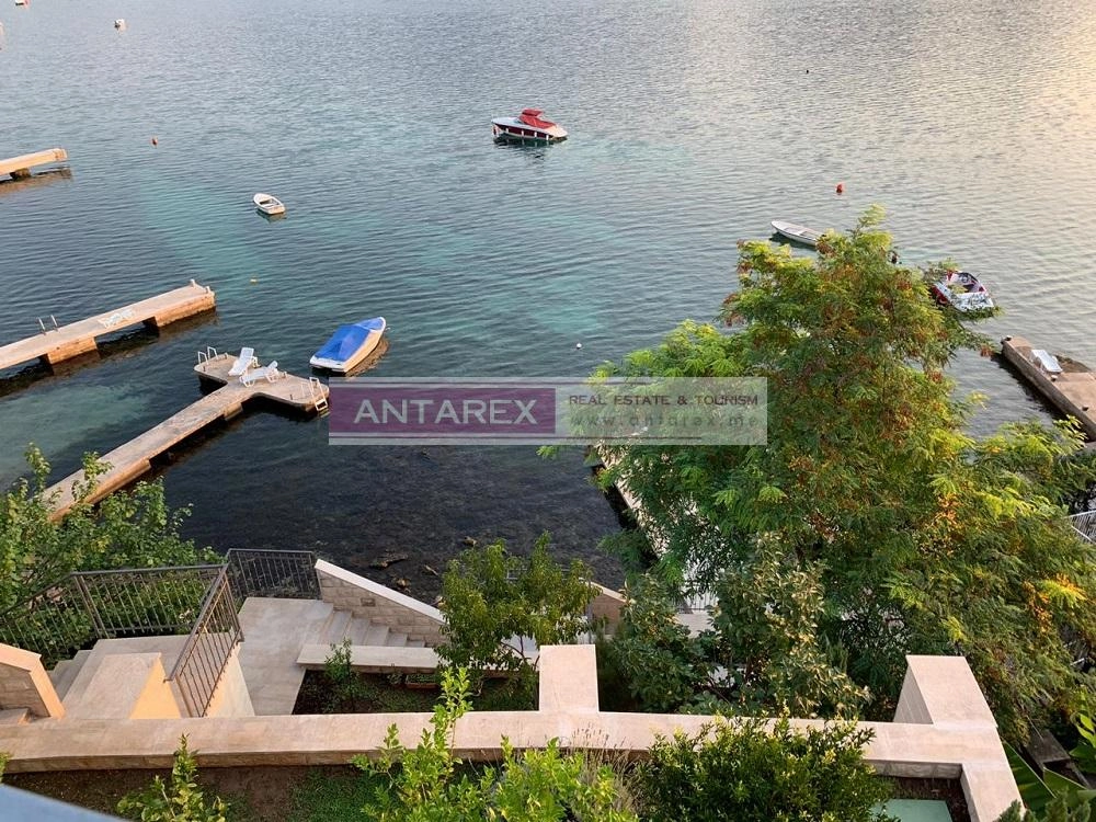 Kuca-na-prvoj-liniji-do-mora-Njivice-Herceg-Novi-11 Kuća 230 m² – Njivice, Herceg Novi — fotografija 12