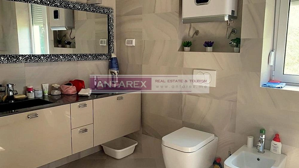 Kuca-na-prvoj-liniji-do-mora-Njivice-Herceg-Novi-13 Kuća 230 m² – Njivice, Herceg Novi — fotografija 14