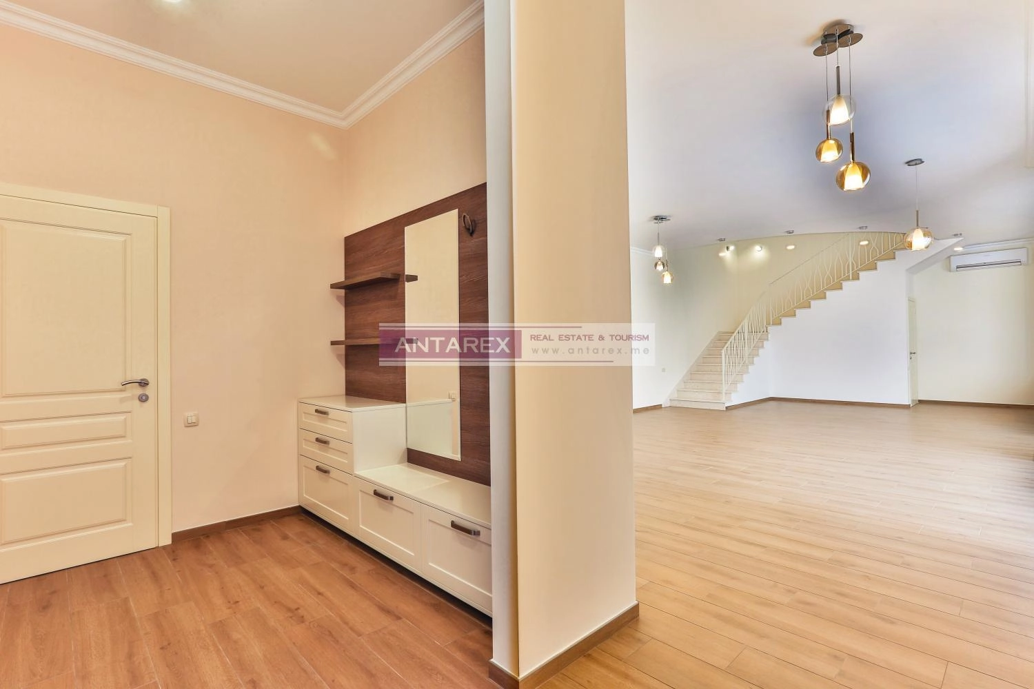 Kuca-sa-bazenom-i-pogledom-na-more-u-Tivtu-1 Kuća 290 m² – Tivat — fotografija 2