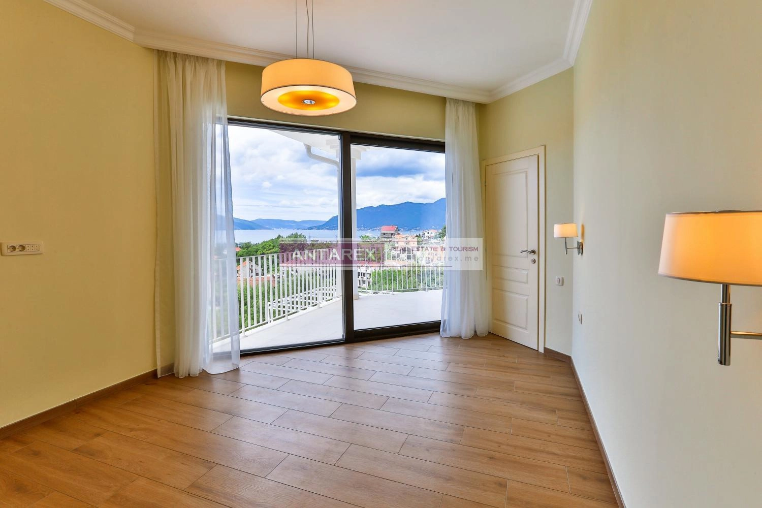 Kuca-sa-bazenom-i-pogledom-na-more-u-Tivtu-5 Kuća 290 m² – Tivat — fotografija 6