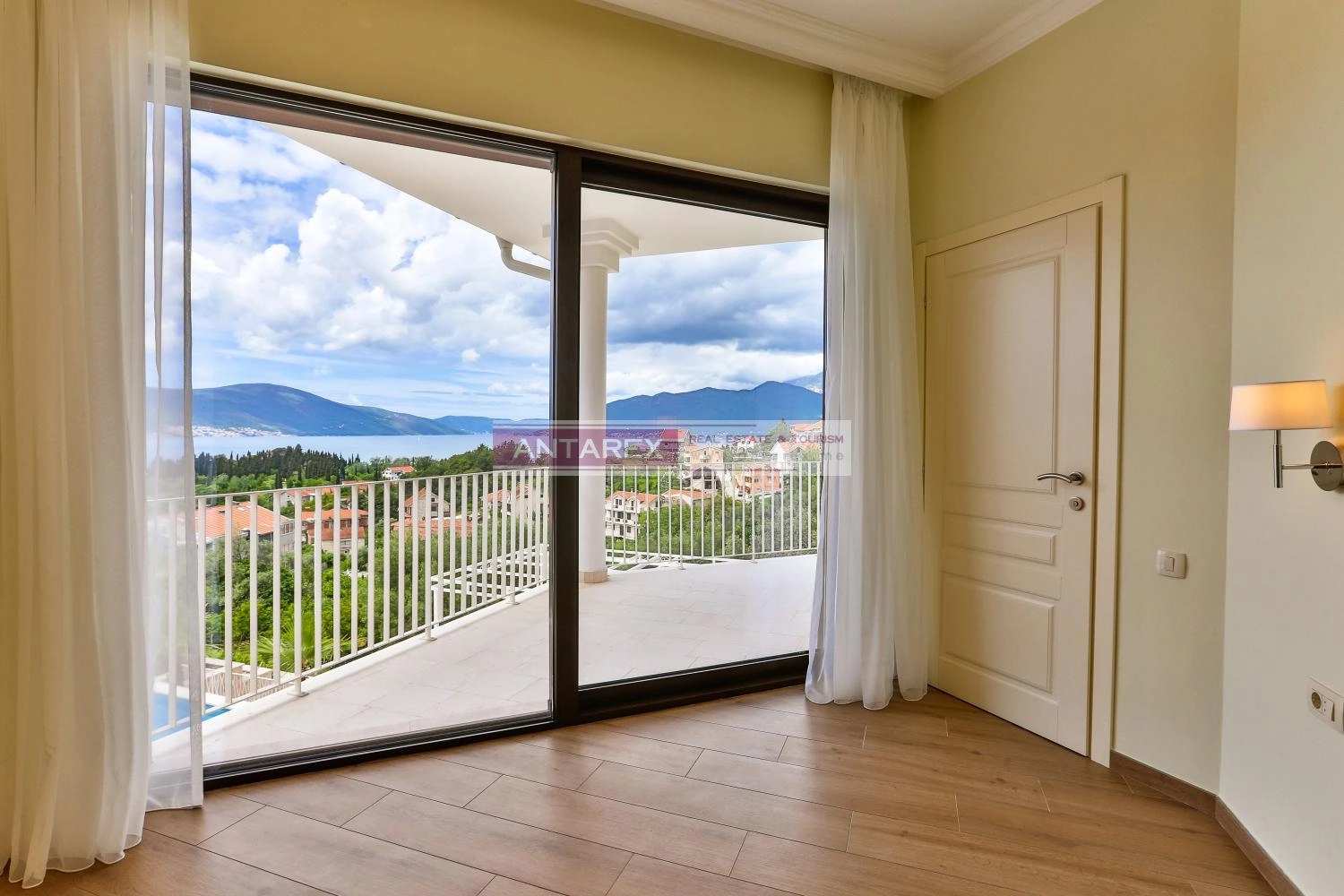 Kuca-sa-bazenom-i-pogledom-na-more-u-Tivtu-7 Kuća 290 m² – Tivat — fotografija 8