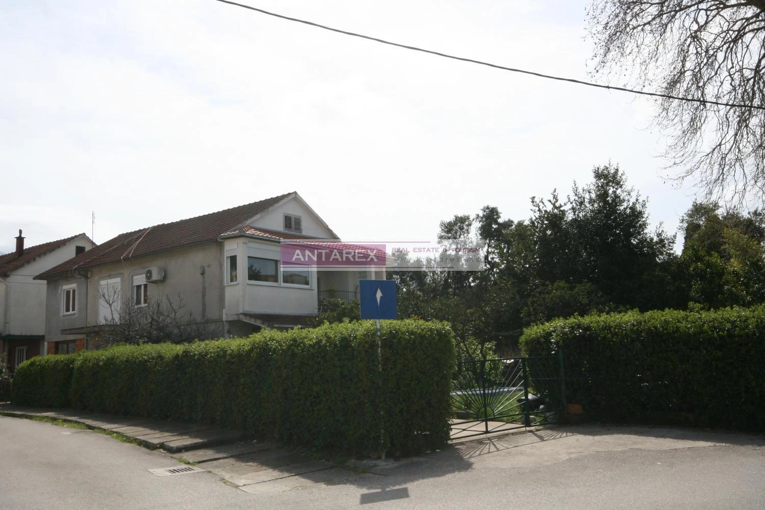 Kuca-sa-dvoristem-u-centru-Tivta-blizu-mora-2 Kuća 357 m² – Tivat — fotografija 3