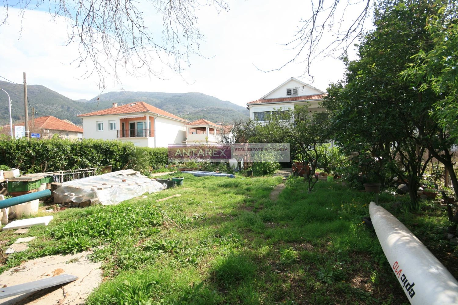 Kuca-sa-dvoristem-u-centru-Tivta-blizu-mora-3 Kuća 357 m² – Tivat — fotografija 4