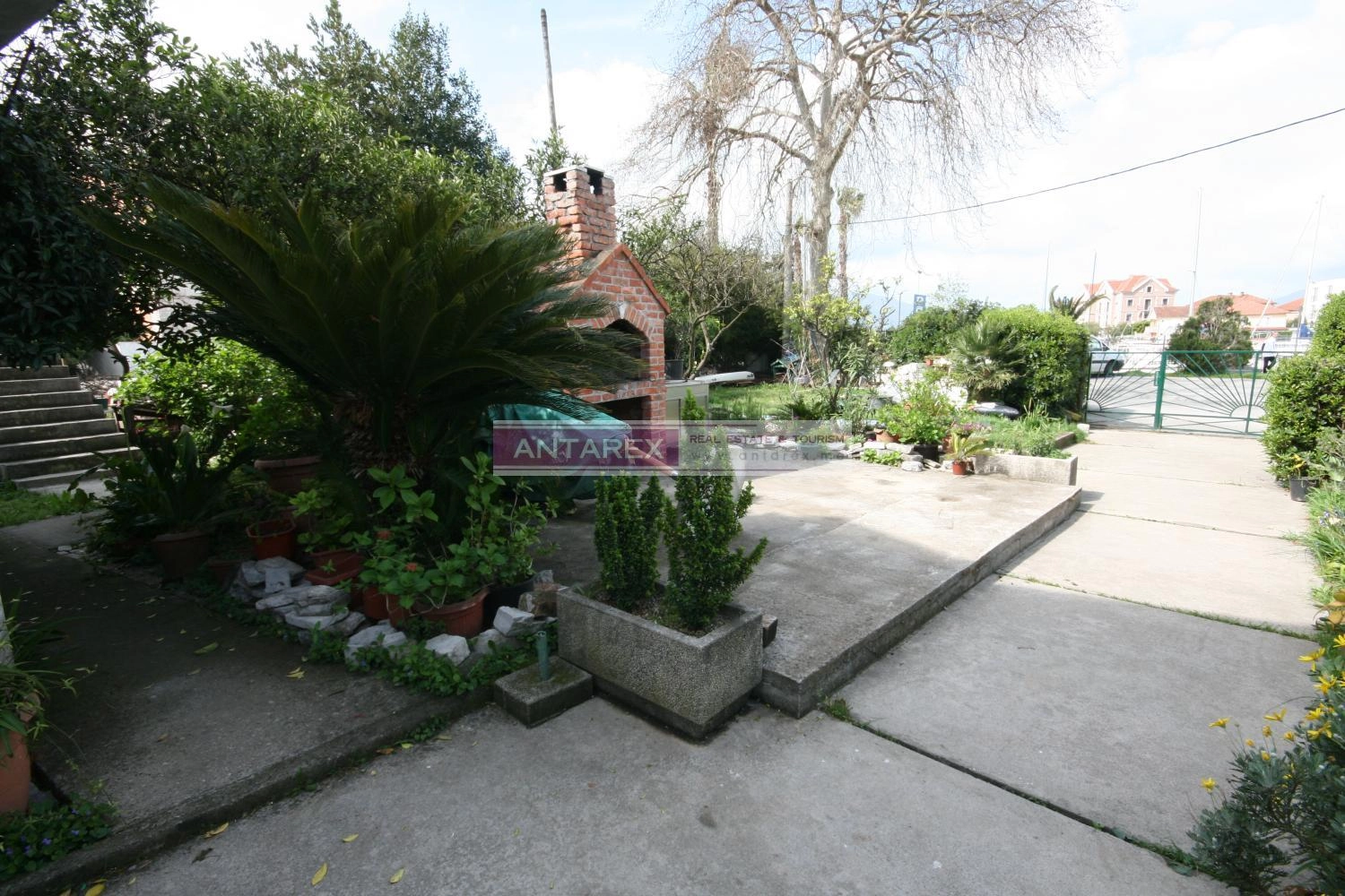 Kuca-sa-dvoristem-u-centru-Tivta-blizu-mora-4 Kuća 357 m² – Tivat — fotografija 5