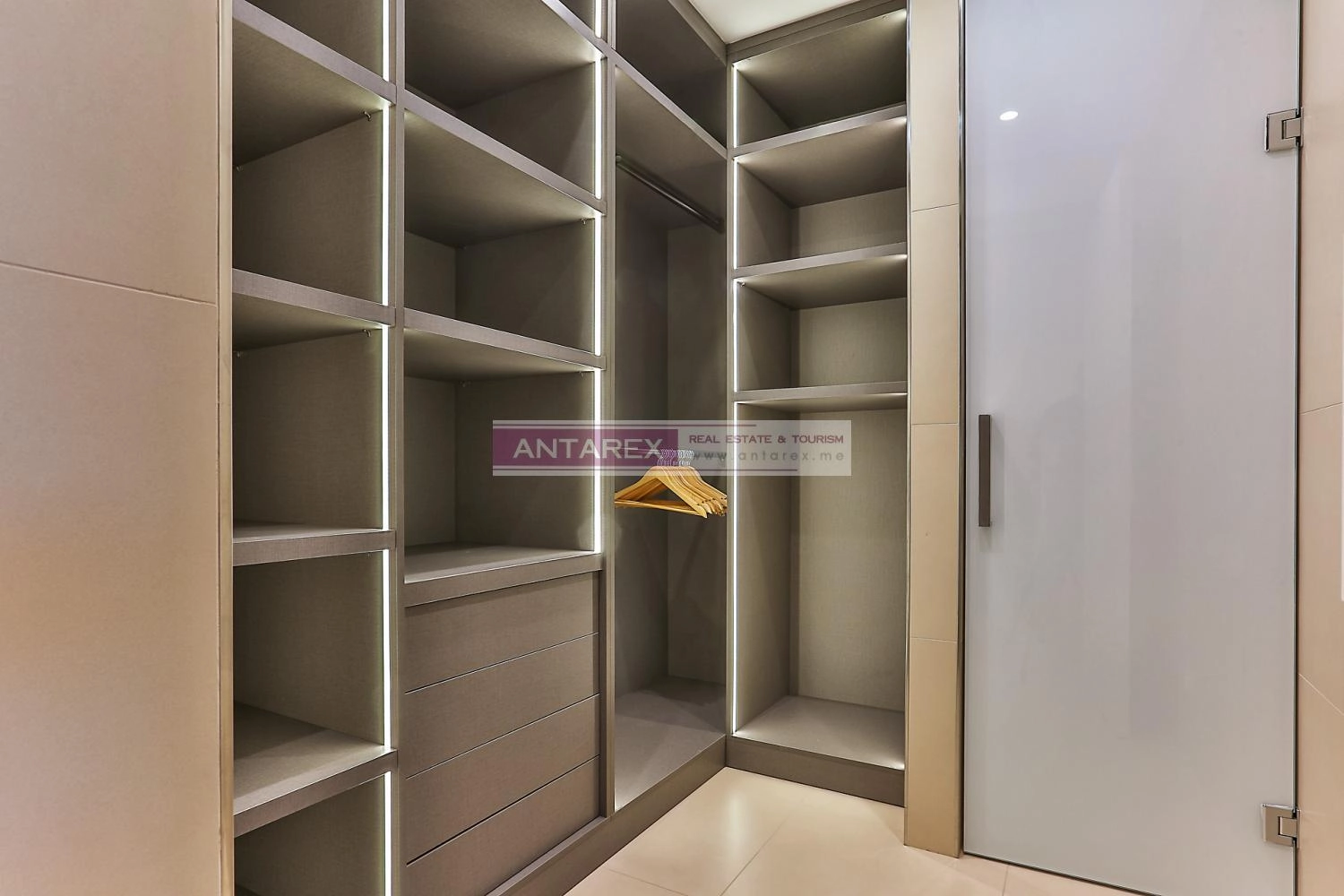 Trosoban-stan-u-kompleksu-Dukley-Gardens-Budva-14 Trosoban stan 195 m² – Budva — fotografija 15