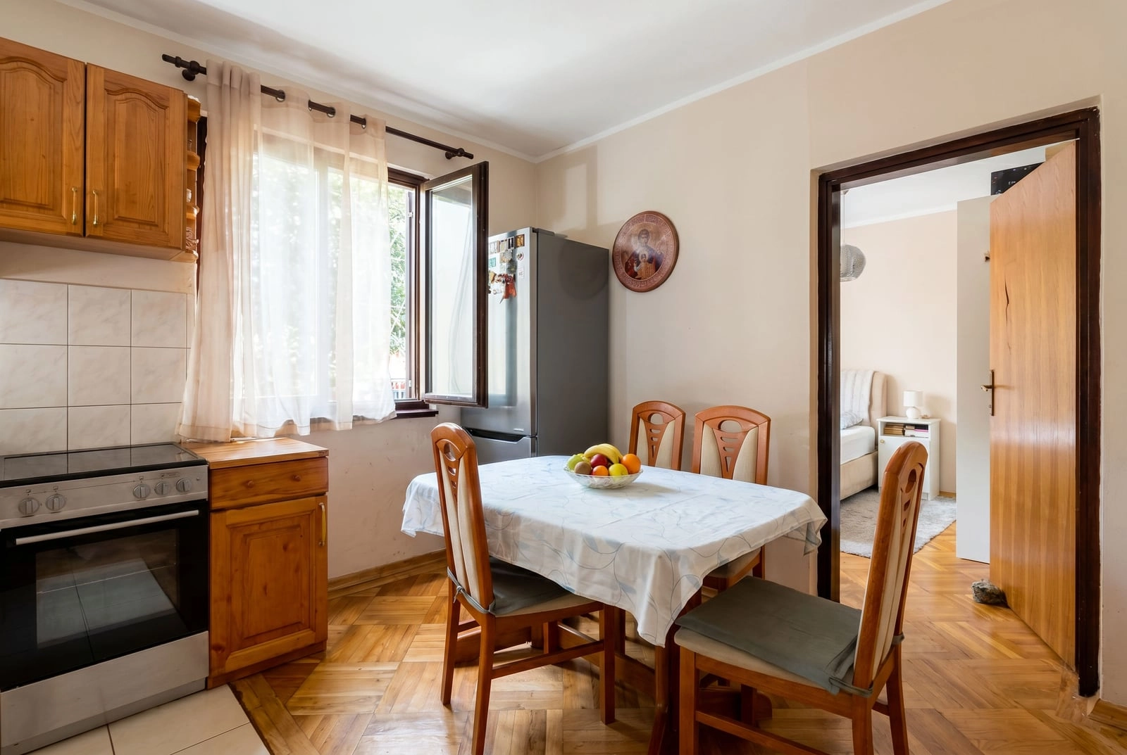 Dvosoban-stan-sa-terasom-i-pogledom-na-more-Budva-2 Dvosoban stan 56 m² – Budva — fotografija 3