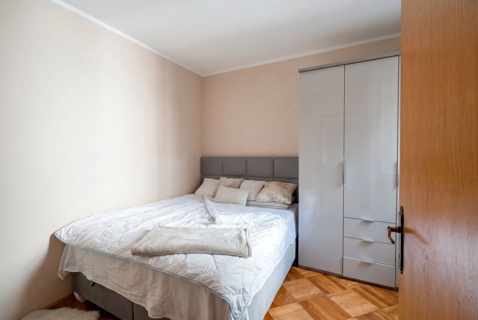 Dvosoban-stan-sa-terasom-i-pogledom-na-more-Budva-5 Dvosoban stan 56 m² – Budva — fotografija 6
