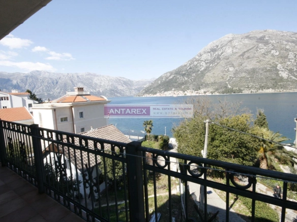 Kuća sa tri stana i pogledom na more u Stolivu