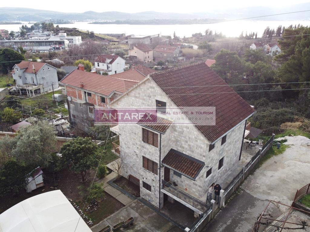 Kuća sa dvorištem i pogledom na more